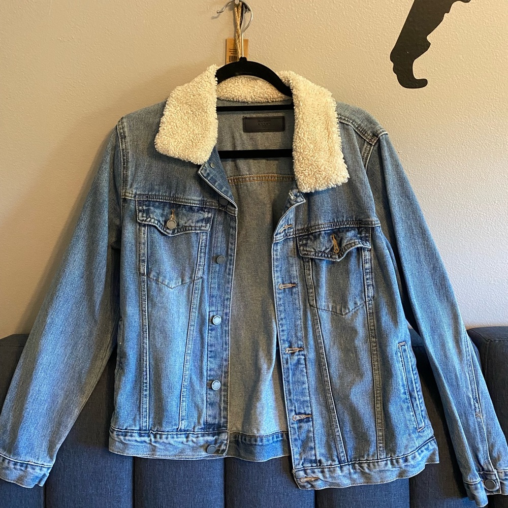 Medium jean jacket with Sherpa collar